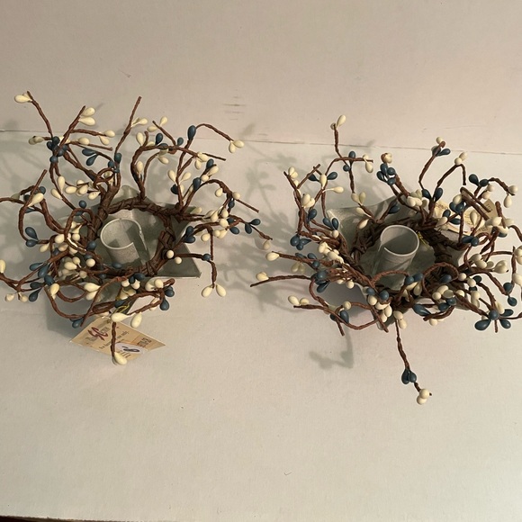 Pip Berry 4pc set, 2 Candle wreaths & 2 Colonial tin Star Candleholders - Picture 12 of 13